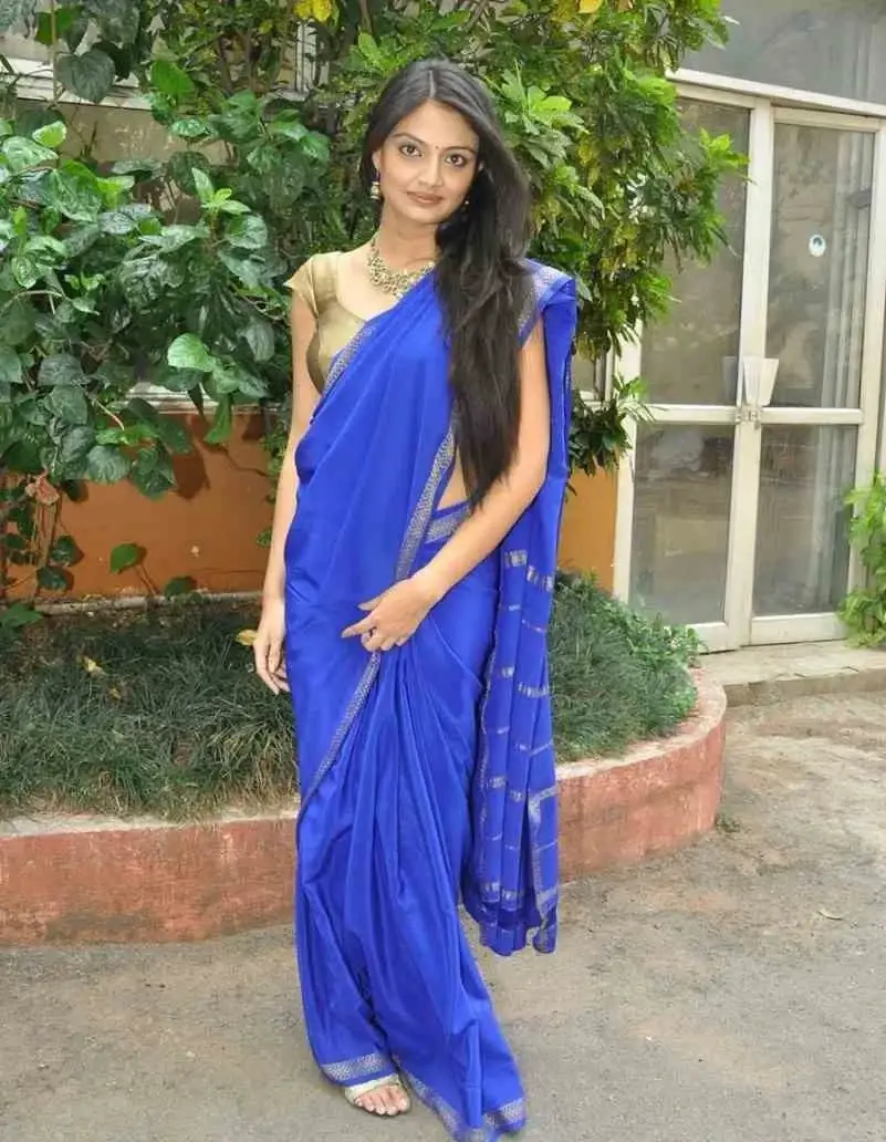 TELUGU GIRL NIKITHA NARAYAN LONG HAIR IN TRADITIONAL BLUE SAREE